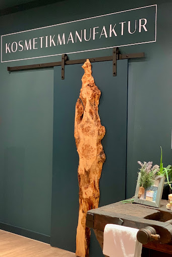 Eingang zur KOSMETIKMANUFAKTUR bei HAUTHAFEN